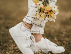 5 Tips Padu Padan Sneaker Putih untuk OOTD Harianmu