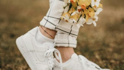 5 Tips Padu Padan Sneaker Putih untuk OOTD Harianmu