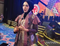 Istri pejabat tampilkan busana perpaduan songket batik di Dekranas