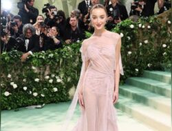 Phoebe Dynevor pakai gaun karya Victoria Beckham di Met Gala 2024