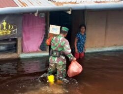 Babinsa Posramil bantu salurkan logistik bagi korban banjir di Kurik