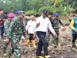 Mentan tunda ke China demi kunjungi petani terdampak banjir di Agam