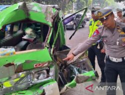 Polresta Bogor evakuasi angkot kecelakan di Jalan Sudirman