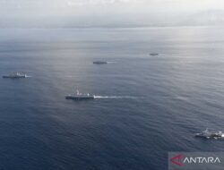 Lima KRI latihan formasi saat jaga World Water Forum Ke-10 di Bali