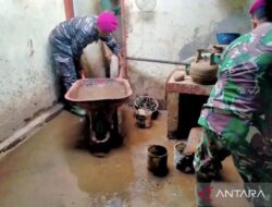 Prajurit bantu bersihkan fasilitas umum dan rumah korban banjir Sumbar