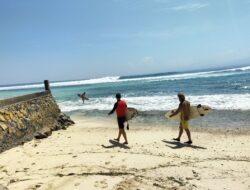 Sejumlah peserta WSL Krui Pro coba sensasi ombak di Pesisir Barat