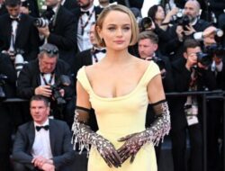 Joey King tampil dengan rambut bob di Festival Film Cannes