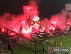 Bali United kena denda Rp250 juta akibat suporter nyalakan flare