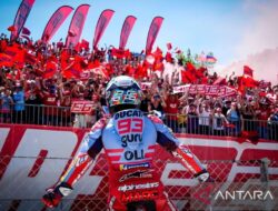 Marc Marquez sangat menikmati menari bersama fansnya di Catalonia