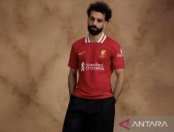 Liverpool kenakan jersey kandang terbaru saat melawan Wolves