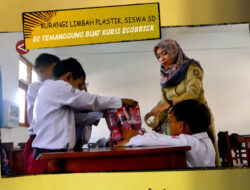 Kurangi limbah plastik, siswa SD di Temanggung buat kursi ecobrick