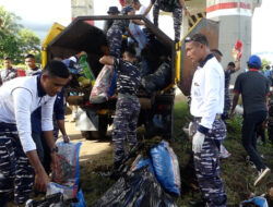 Lantamal IX bersihkan sampah di teluk Ambon