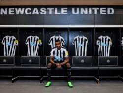 Howe ingin Newcastle pertahankan Isak dan Guimaraes