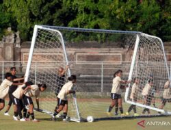 Skuad Indonesia U-17 nonton pertandingan Jepang vs Thailand