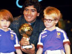 Piala “Golden Ball” Maradona akan dilelang di Paris