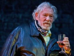 Ian McKellen dirawat setelah kecelakaan pada pertunjukan di London