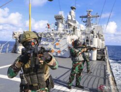 KRI FKO dan KRI Sampari siaga tempur saat berlayar lewati Laut Sulu