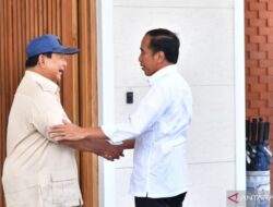 Prabowo hampiri Jokowi di Halim untuk beri ucapan ulang tahun