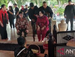 Megawati peringati wafatnya sang ayah di makam Blitar