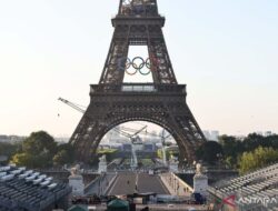 Pemasangan cincin Olimpiade Paris 2024 di menara Eiffel