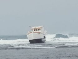 Kapal “Maliki” terdampar di Perairan Panyaungan Lebak-Banten 