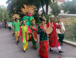 Rombongan ondel-ondel ramaikan Fete de la Musique di Berlin