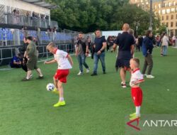 Aksi dua suporter cilik timnas Polandia mencuri perhatian di Fan Zone