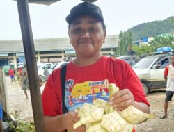 Pedagang Papua rutin terima pesanan daun ketupat saat Idul Adha