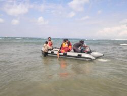 Tiga pemancing terseret ombak di Pantai Sumbawa NTB