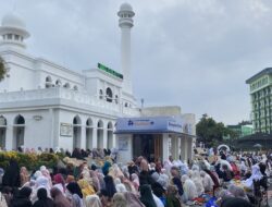 Jamaah shalat Idul Adha di Masjid Al-Azhar melimpah hingga ke halaman