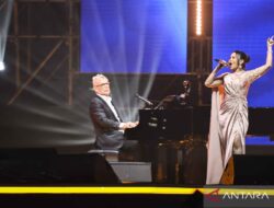 Penampilan David Foster and Friends pada konser Hitman Returns