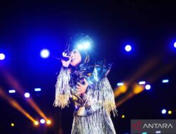 Penampilan Melly Goeslaw dalam konser di Kuala Lumpur