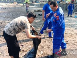 Peringati Hari Laut Sedunia, polisi dan warga bersih-bersih pantai