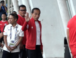 Saksikan Indonesia vs Irak, Presiden Jokowi disambut para menteri