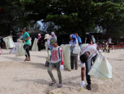 Milenial beraksi bersihkan sampah di Pantai Lampuuk Aceh