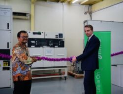 Schneider serahkan panel listrik dan alat uji elektrikal ke UNS