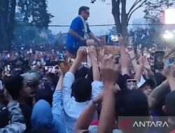 Skuad juara Persib Bandung diarak menggunakan “Sisingaan”