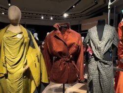 Pakaian dan perhiasan mendiang Vivienne Westwood dilelang