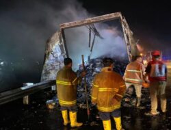 Polres Pemalang evakuasi truk ekspedisi terbakar di Tol Pemalang