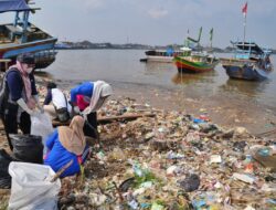 PGN gelar aksi bersih sampah di Pantai Teluk Labuan Banten