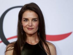 Putri Katie Holmes & Tom Cruise lepas nama belakang di acara kelulusan