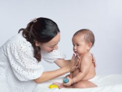 Kapan bayi bisa duduk? Simak cara melatih dan tanda perkembangannya