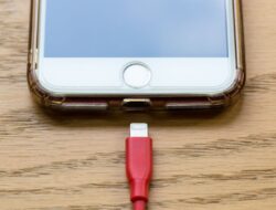 Apakah iPhone harus dimatikan saat diisi daya? Ini faktanya