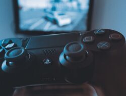 Mau beli PS4 di 2026? Ini bedanya PS4 HEN dan Original dari Sony